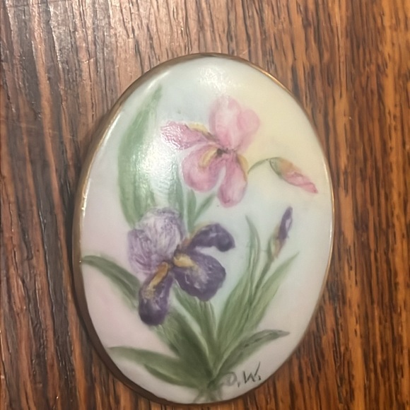 Lovely Vintage Porcelain Hand Painted Floral Brooch or Pin - Picture 2 of 4